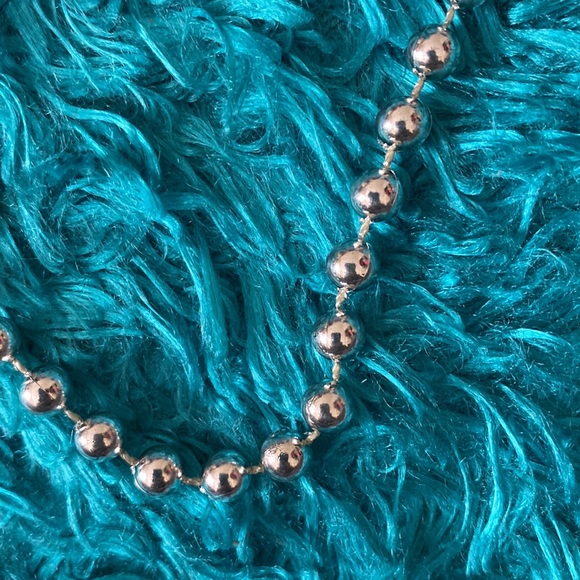 Silver plastic spherical beads necklace - Picture 3 of 6